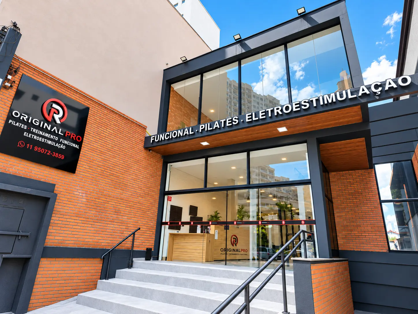 Fachada do estúdio Original Pro na Vila Mariana, com entrada envidraçada e letreiro Funcional, Pilates e Eletroestimulação